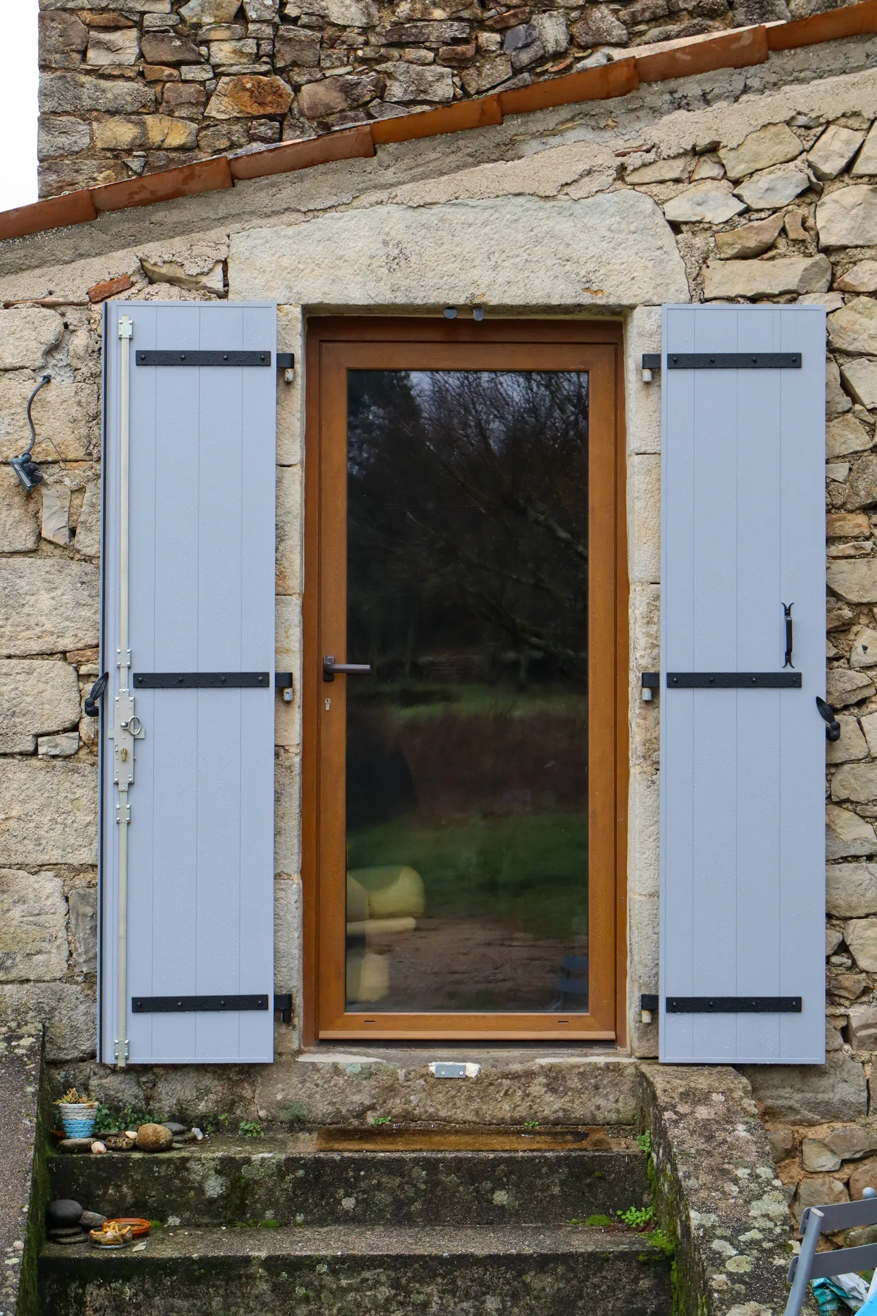 Rénovation de menuiseries d'une bâtisse en pierre à Joyeuse entre authenticité du chêne et pérennité de l'aluminium haut de gamme