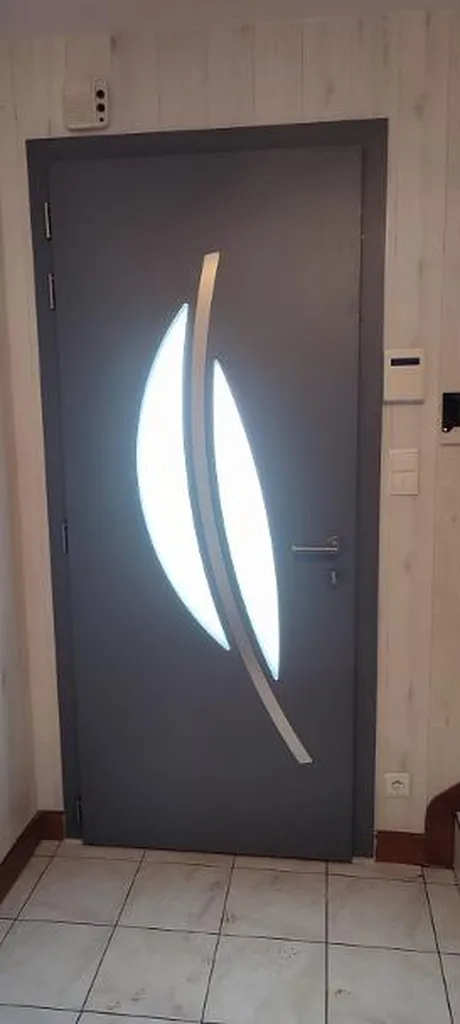 Installation d'une porte d’entrée monobloc en aluminium Euradif Passage modèle Valeriane2 haute isolation en pose applique à Fontaine-lès-Dijon