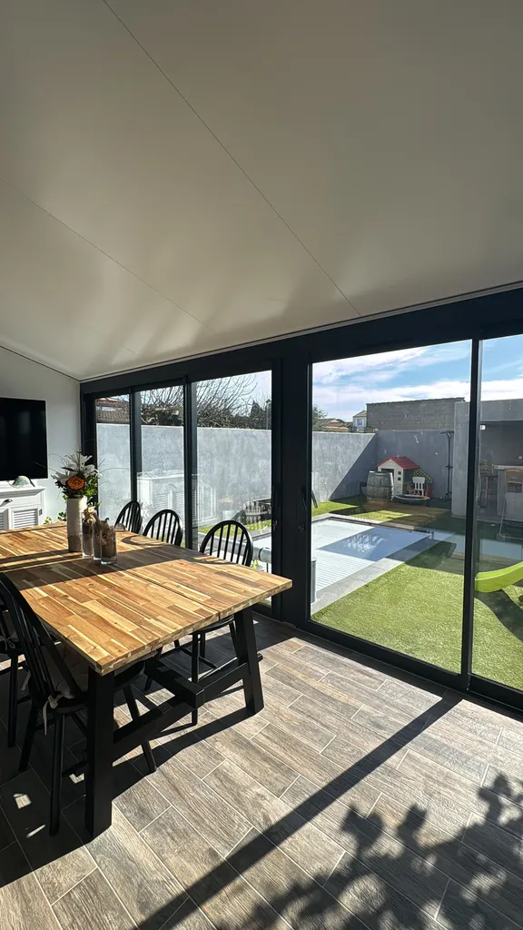 Installation de pergola RAL 7016 réalisé à Mèze dans l’Hérault par RG HABITAT pour sublimer votre extérieur
