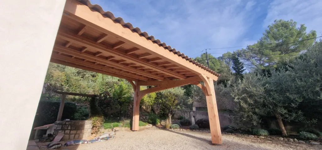 Auvent bois douglas massif avec support photovoltaïque intégré – Vauvenargues – conception sur façade existante