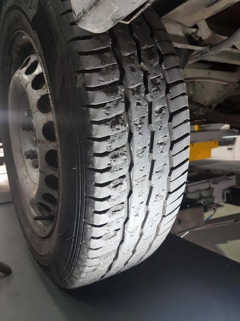 Autosur Martigues proche d'Istres a pu contrôler ce pneu avec la gomme arrachée sur la bande de roulement