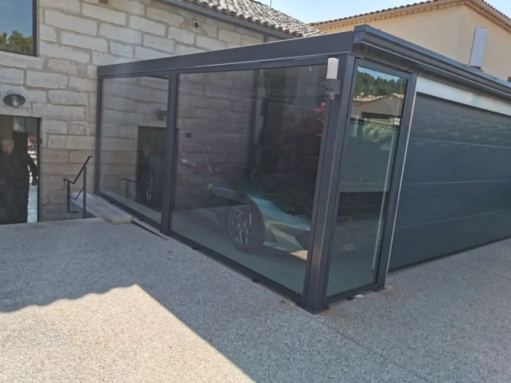 Fermeture d'un carport en vitrage isolant et menuiserie alu sur Maussane