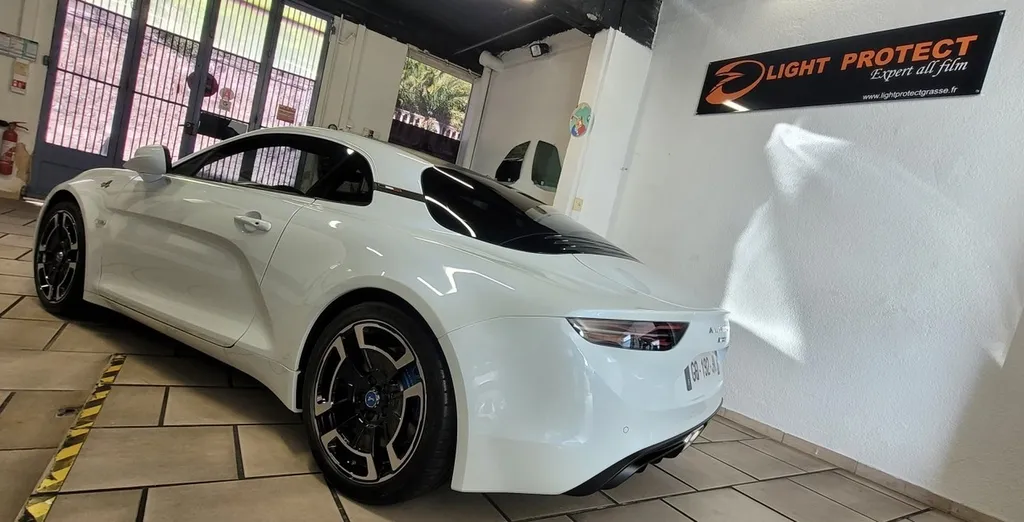 Polissage, lustrage, protection céramique sur cette magnifique Alpine A110 GT recouverte d'une protection PPF et covering carbon