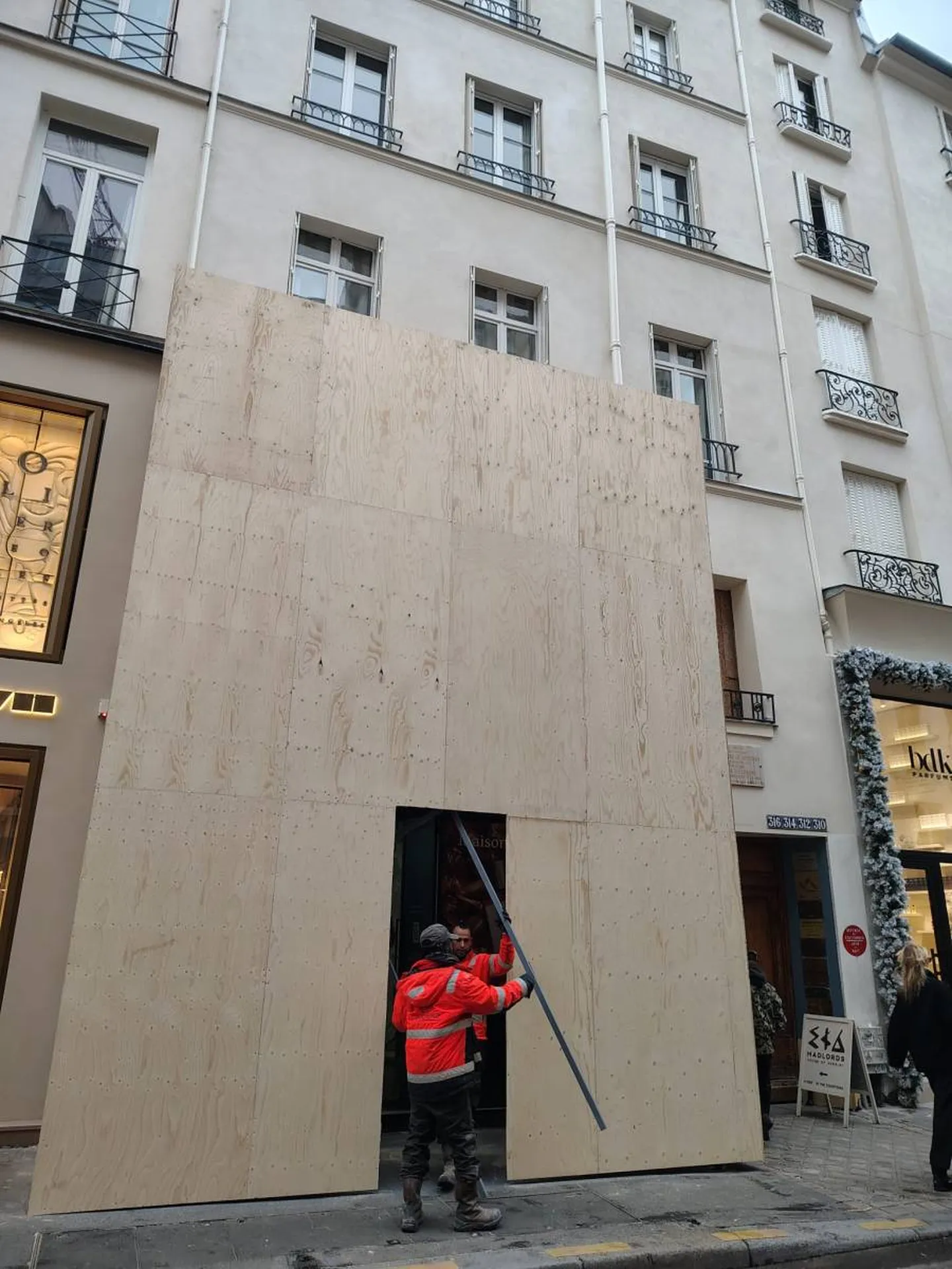 Structure d'habillage de palissade pour la Maison Crivelli à Paris 8