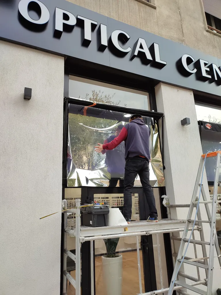 Pose de film thermique isolant à Vitrolles : amélioration du confort intérieur et économie d’énergie sur toutes les surfaces vitrées
