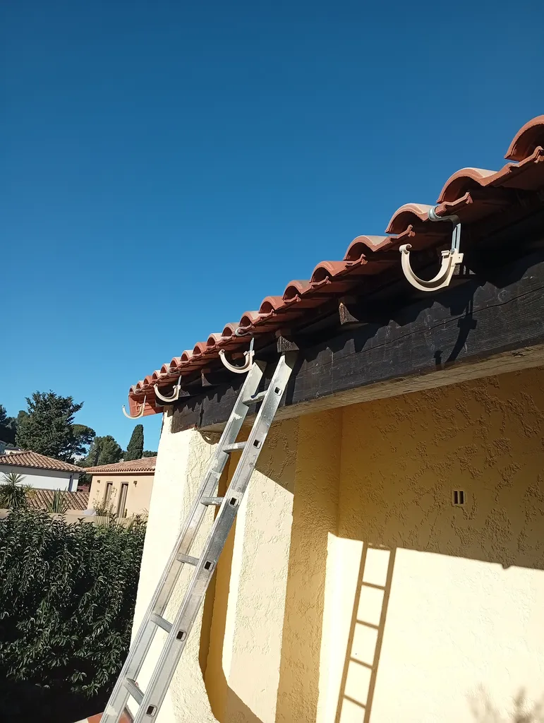 Pose de gouttières en PVC pour une évacuation efficace des eaux pluviales à Saint-Maximin-la-Sainte-Baume