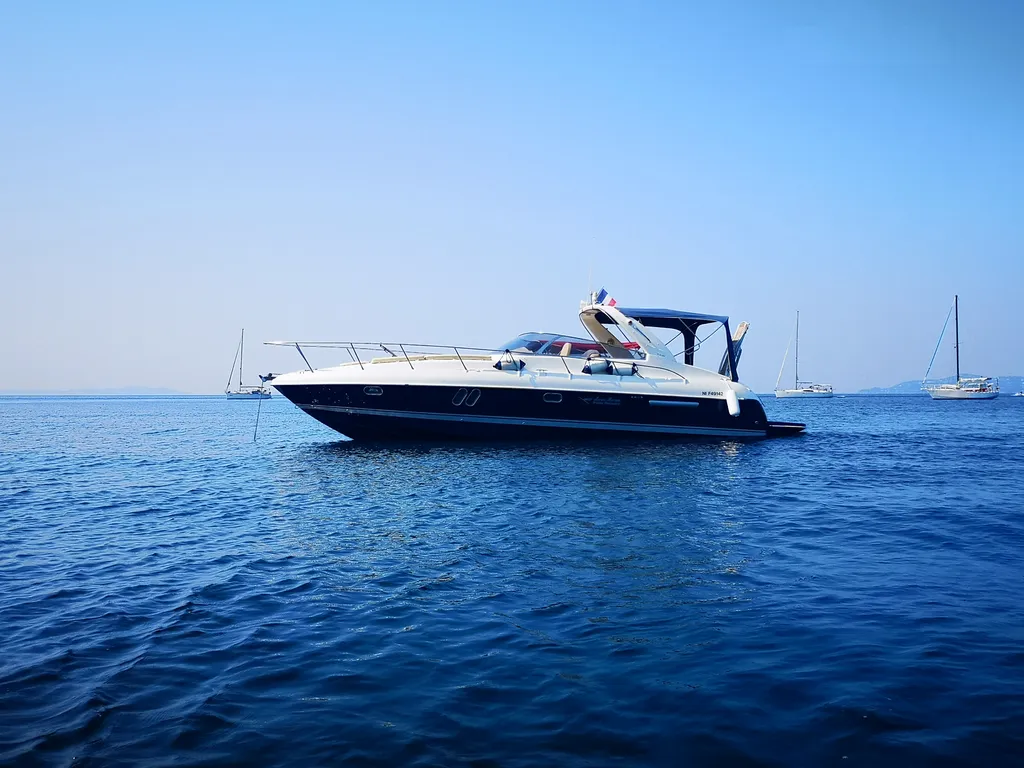 Airon marine 345 d'occasion équipé de deux moteurs Volvo Penta in-bord d'occasion disponible à la vente à La Londe les Maures en région PACA