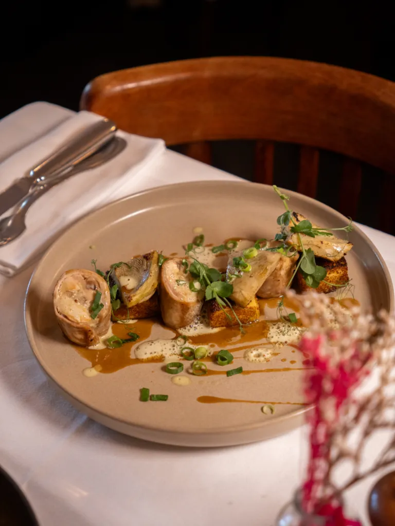 Dos de lapin, polenta au parmesan, artichaut poivrade, sauce moutarde-estragon