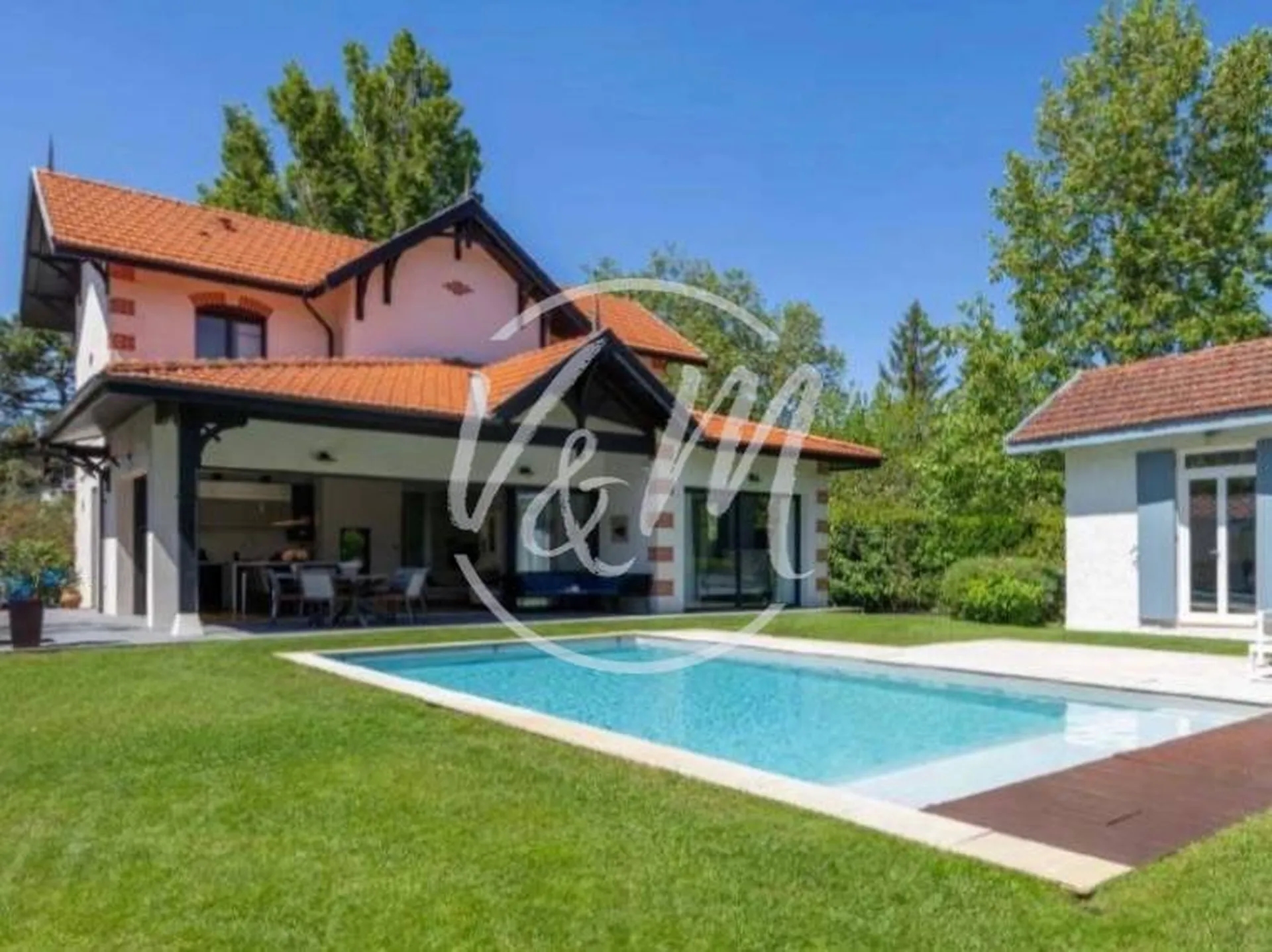 Agence immobilière locale, sérieuse et réactive pour acheter une maison de luxe à Andernos, proche centre et plage au calme