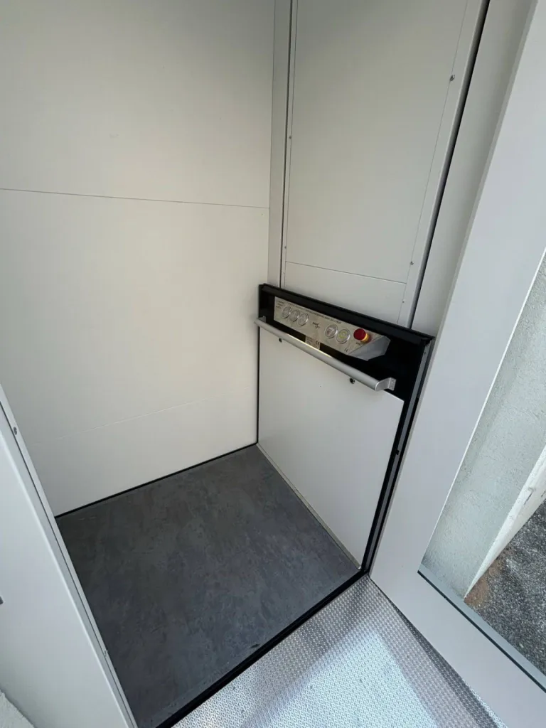 Panneau de commandes de l'élévateur 3 niveaux en extérieur NAMILIFT PL 400 à La Ciotat près de Marseille