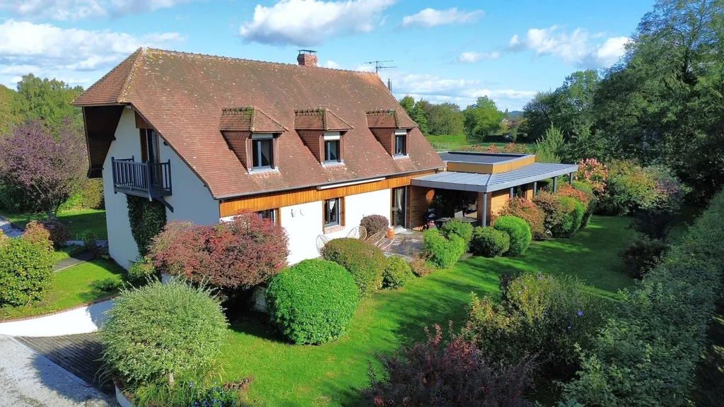 Spacieuse maison familiale en Normandie, avec sous-sol complet et grand bâtiment annexe : Située dans le charmant village de Bosc-le-Hard, cette maison de 192 m², sur un terrain clos et arboré de 1 976 m², inclut un bâtiment isolé de 300 m², parfait