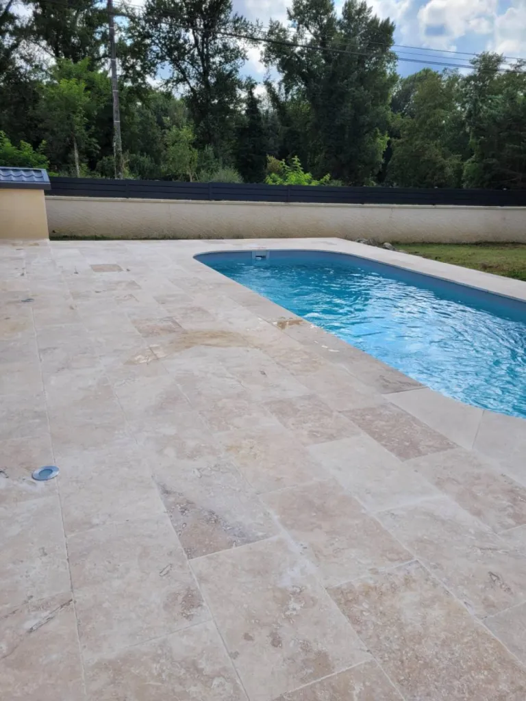 Margelle en pierre de Travertin. Livraison de Nantes à Aix-en-Provence