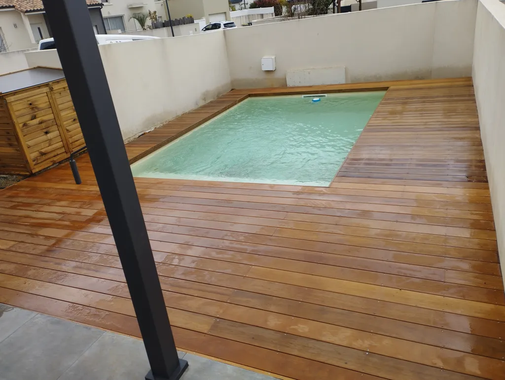 Pose d'une terrasse contour de piscine de 40 m² en itauba avec finitions soignées à Bessan proche de Mèze