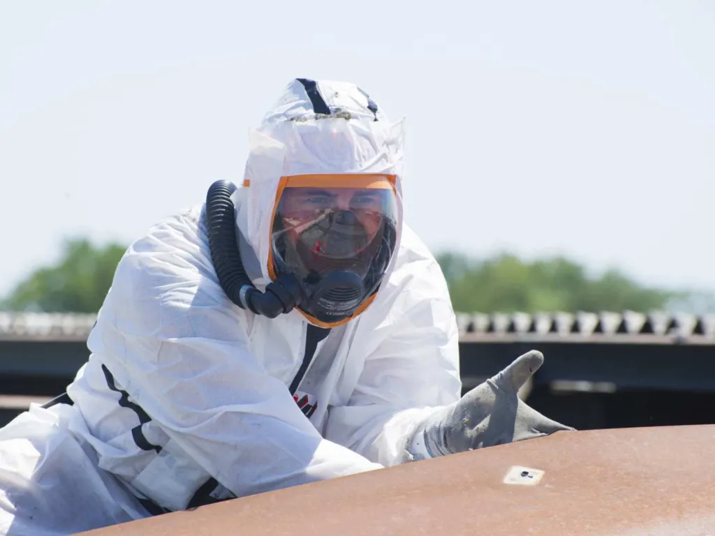 photographe chantier BTP portrait d'un homme sur toiture avec l'équipement de désamiantage