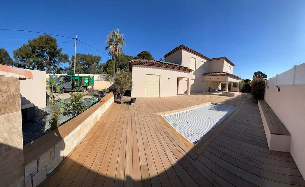 Création d’un terrain de boules, terrasse bois et aménagement paysager à La Ciotat