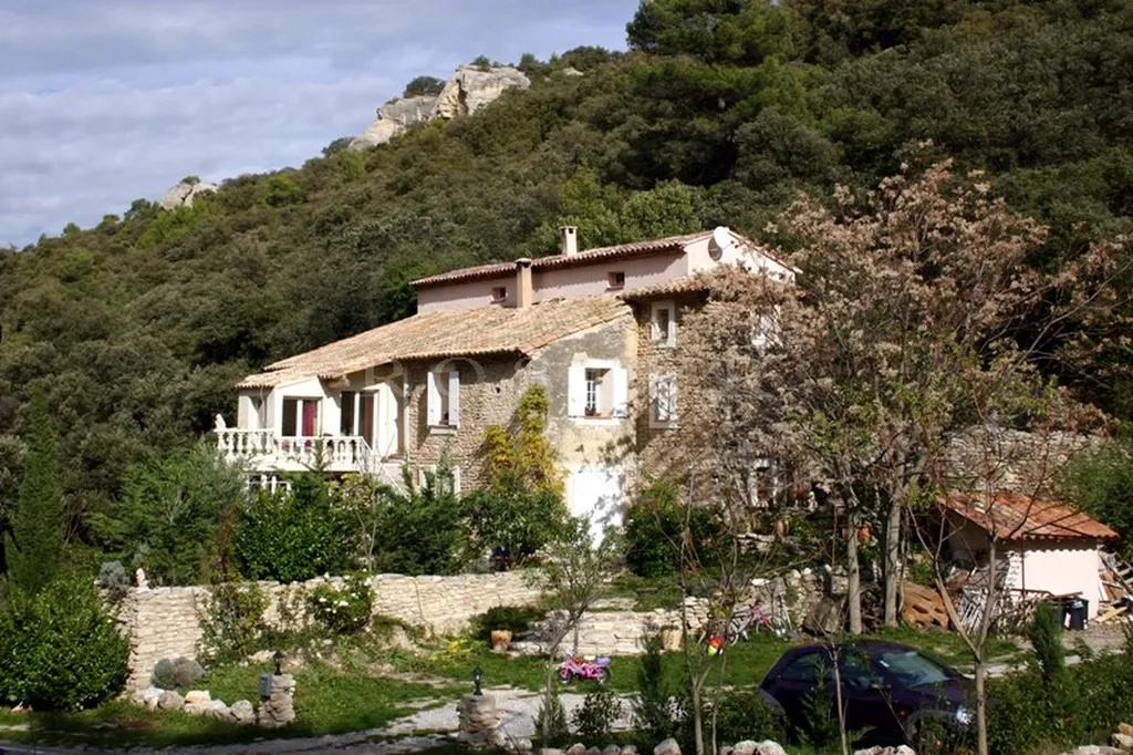 Proche des Monts du Vaucluse,  à vendre, maison rénovée et agrandie sur base d'une bâtisse du XVIème siècle,  parc de 3900 m² , piscine, possibilité de chambres d'hôtes ou gîtes