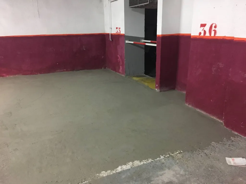 etape de preparation et du ragreage de sol ainsi que le premiere mise en peinture du mur