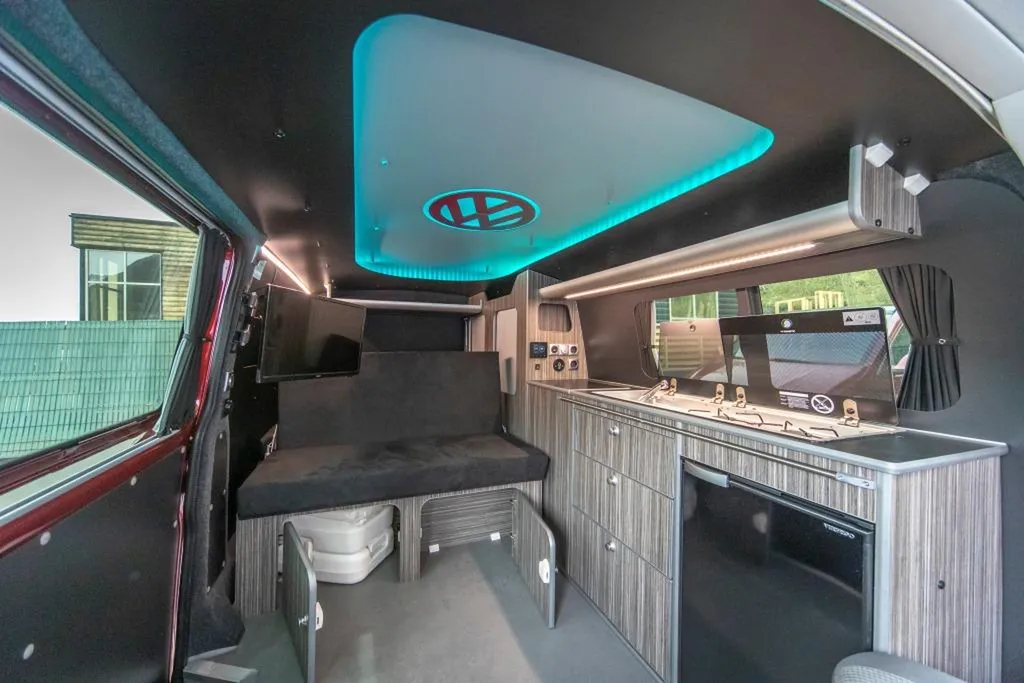 VW T6 Long aménagé sur-mesure à Marseille : van à plafond LED programmable pour les nuits méditerranéennes