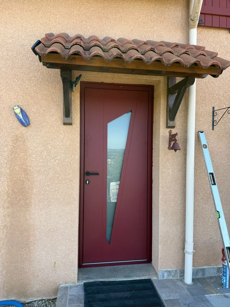 Fourniture et pose d'une porte d'entrée isolante en aluminium coloris rouge en dépose totale à Anse
