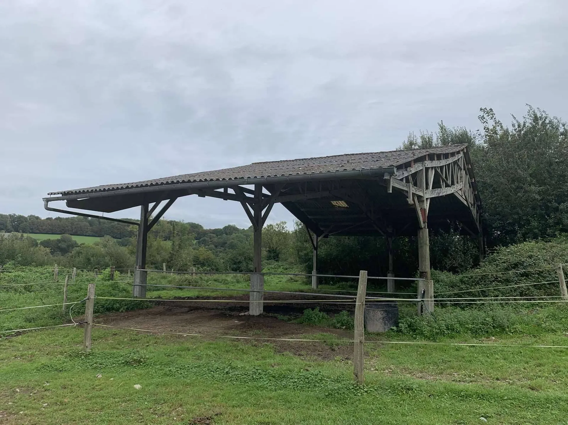 Située dans la région du PAYS D’AUGE (ORNE 61) à proximité de VIMOUTIERS (61120),  dans une région comprenant de nombreux haras d’élevage de chevaux des différentes filières équines,  l’AGENCE TERRES ET DEMEURES DE NORMANDIE à LISIEUX (14100)– 41 Ave