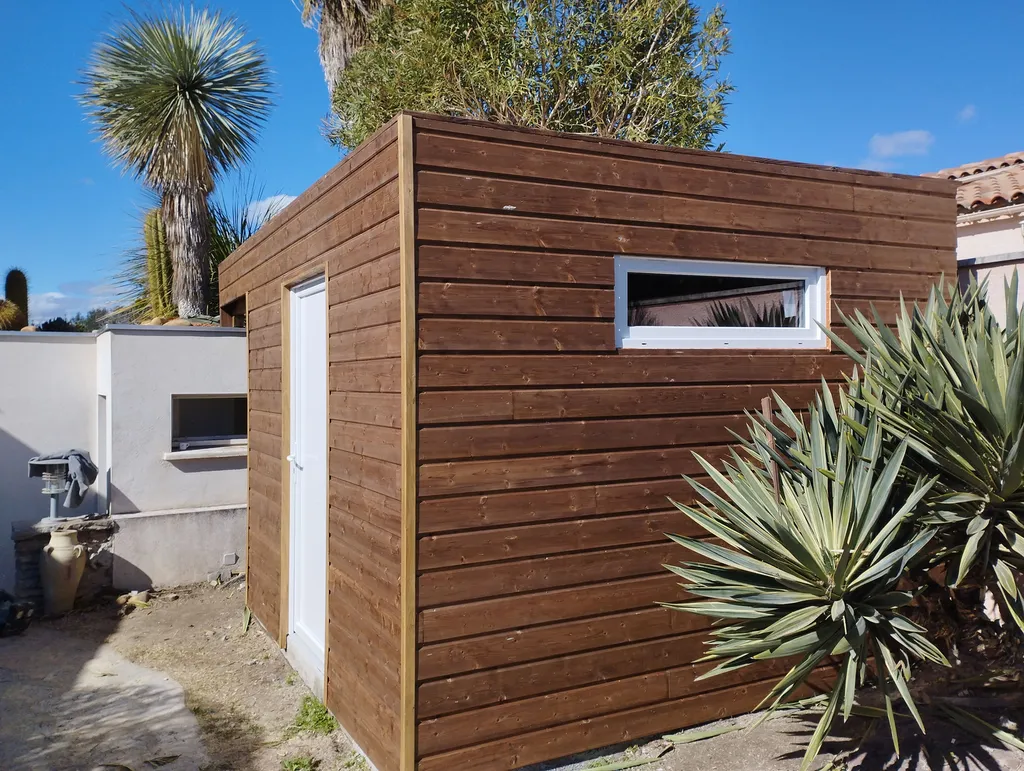 Local à vélos en ossature bois avec rangement pour le bois, finition pin autoclave à Frontignan près de Sète dans l’Hérault 34