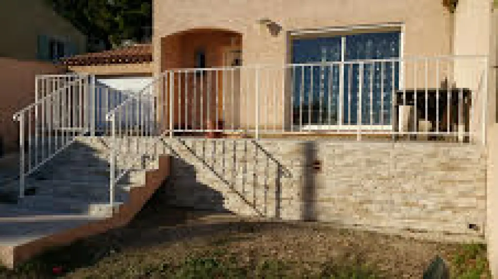 FABRICATION ET POSE GARDE CORPS RAMPANTS POUR ESCALIER DE TERRASSE AVEC PEINTURE THERMOLAQUEE ISTRES 13