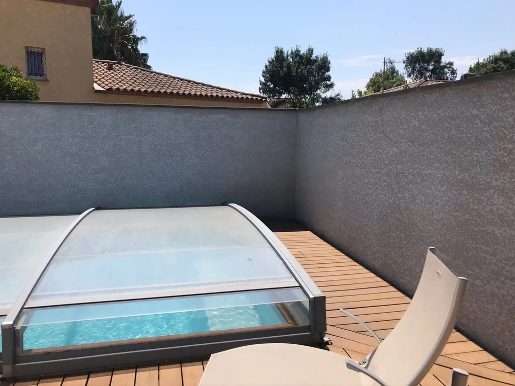 Tour de piscine en cascade de pierre à Narbonne dans l’Aude
