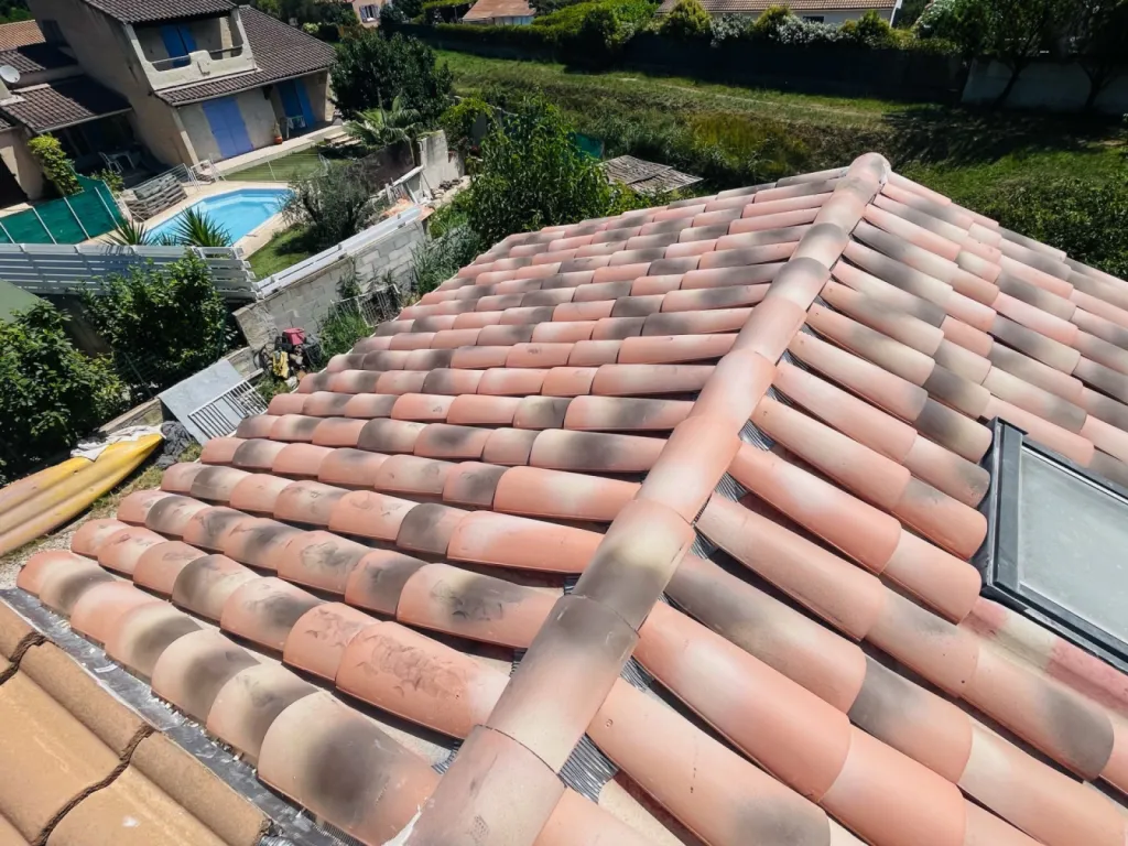 Intervention Couvreur pour un Changement de toiture à Saint-Mitre-les-Remparts 13920 de type P.S.T avec tuile Canal Sylvacane