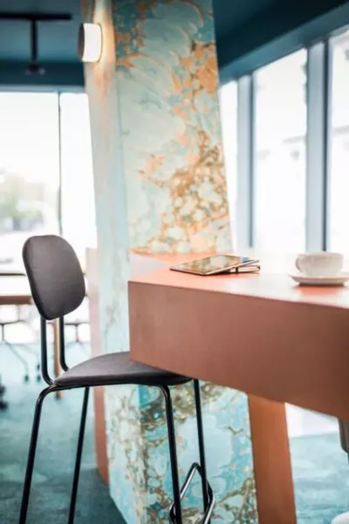 Le Tabouret Oldschool haut en tissu pour bureaux et coworking en région PACA. Design ergonomique et robustesse.