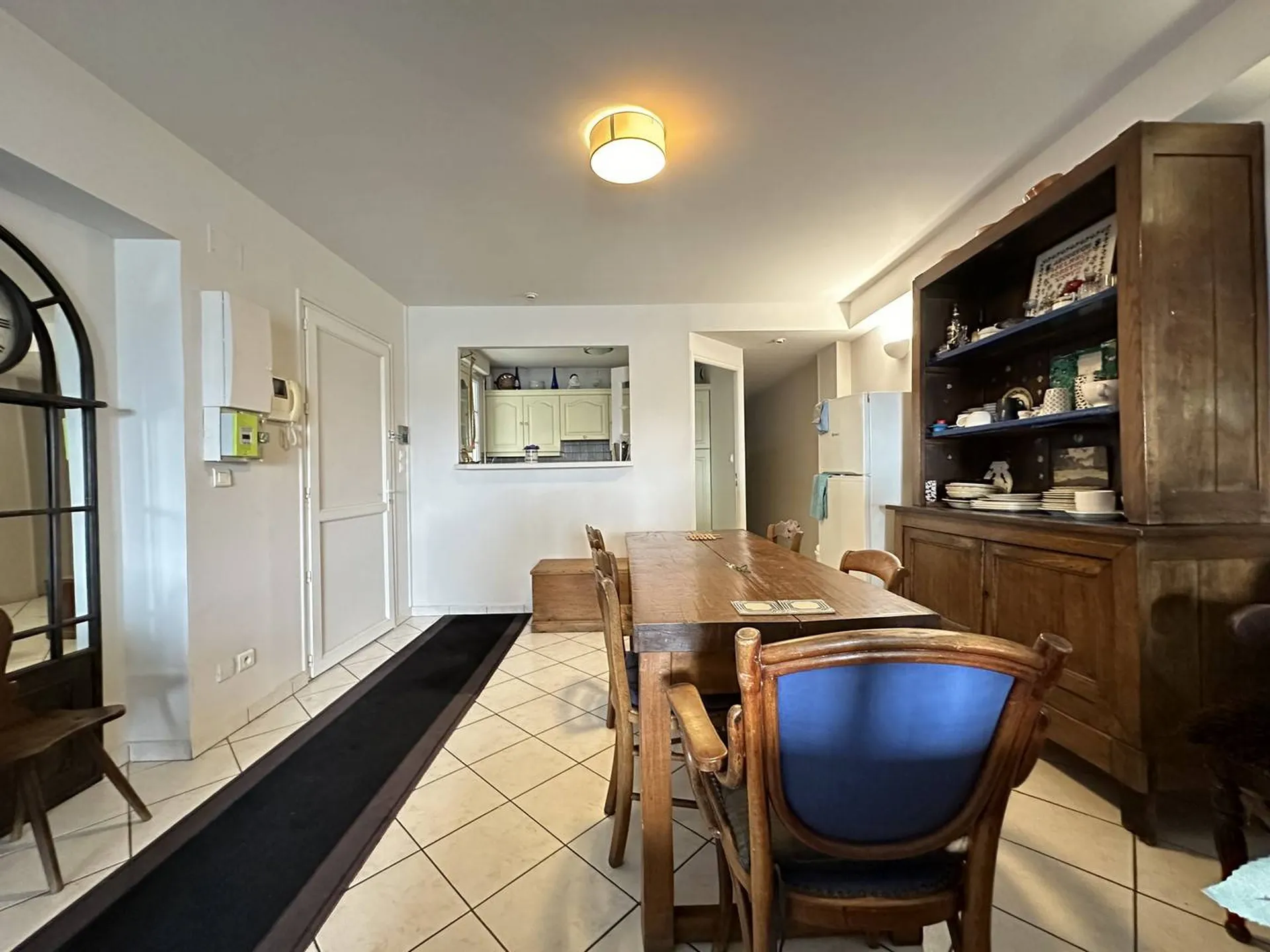 **Bien immobilier avec balcon à vendre à Dieppe** : Profitez du petit balcon pour admirer les environs et le charme du port de Dieppe depuis chez vous, offrant un cadre de vie paisible et agréable.
