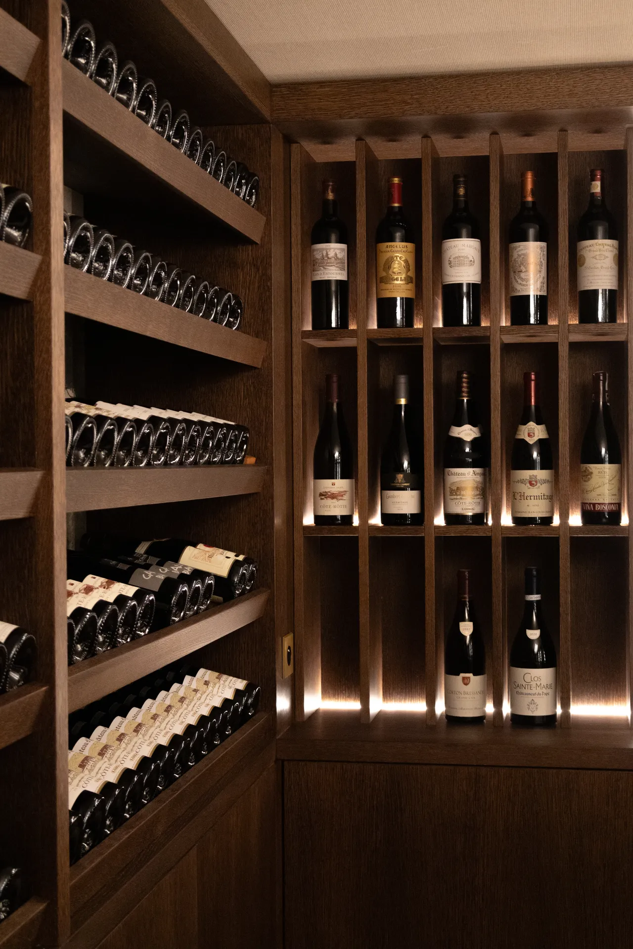 Cave à vin sur mesure en chêne massif au design contemporain à Veyrier-du-Lac en Savoie