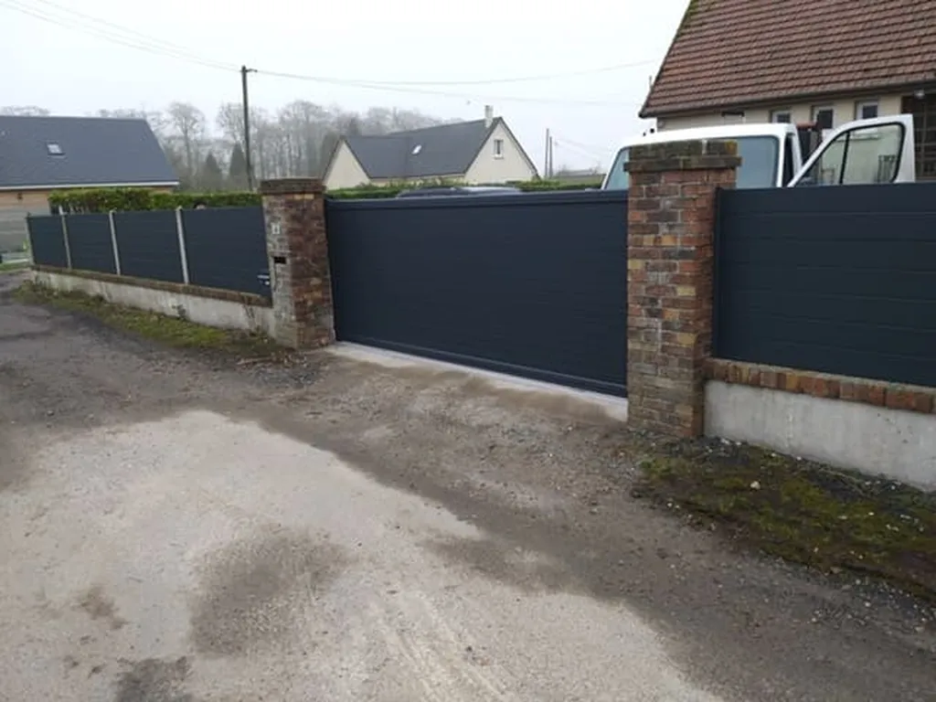 Installation de Clôture aluminium sur muret, Portails motorisés et Portillon en aluminium à Cabourg dans le calvados 14 et ses Alentours