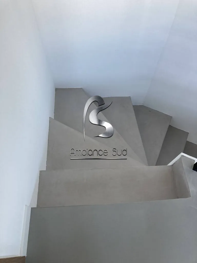 Escalier en béton ciré gris près de Toulon Var 83