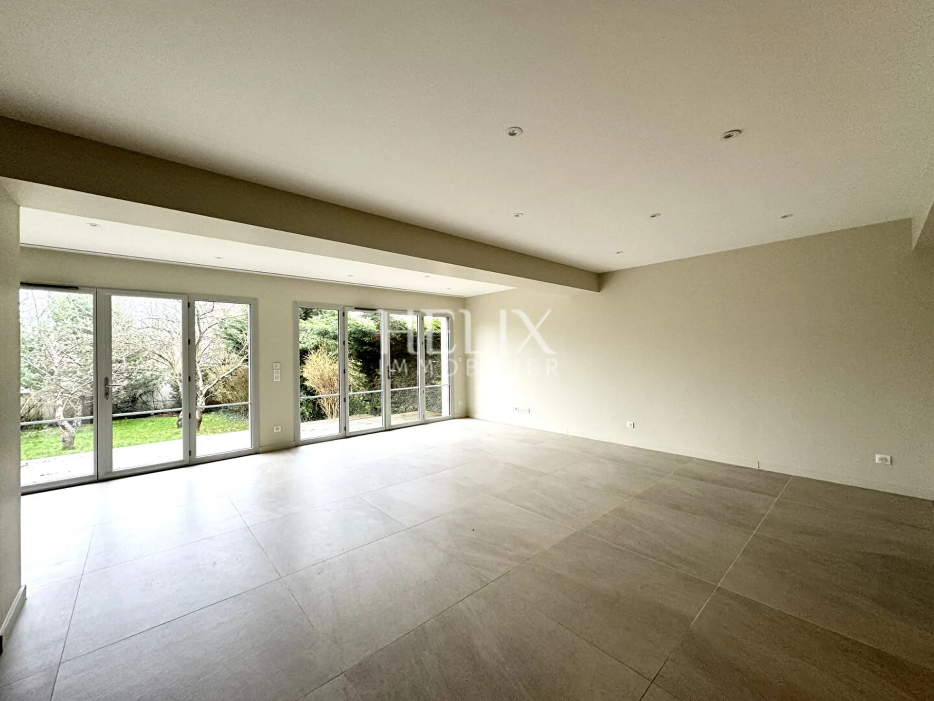 A louer maison contemporaine de 162 M² environ, parcelle environ 500 M² située dans un quartier résidentiel à Saint Germain en Laye, le calme, à proximité des écoles, collèges et lycées. 