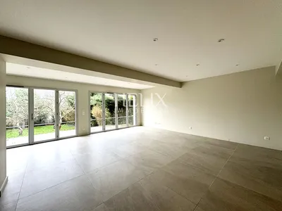 A louer maison contemporaine de 162 M² environ, parcelle environ 500 M² située dans un quartier résidentiel à Saint Germain en Laye, le calme, à proximité des écoles, collèges et lycées. 