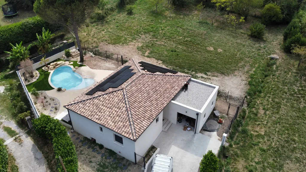 Installation de 7,5 kWc de panneaux solaires avec la batterie Tesla Powerwall 3 pour maximiser l’autonomie d’une maison en Ardèche