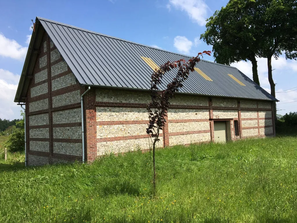 A vendre 2 beaux bâtiments sur 2000m² de terrain non constructible situé à Saint Aubin de Crétot