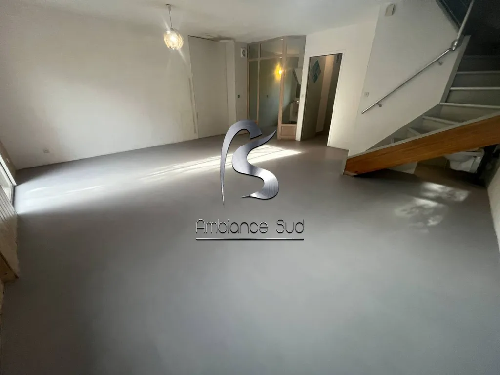 Rénovation du carrelage d’une maison avec notre nouveau béton ciré taloché à Marseille 13