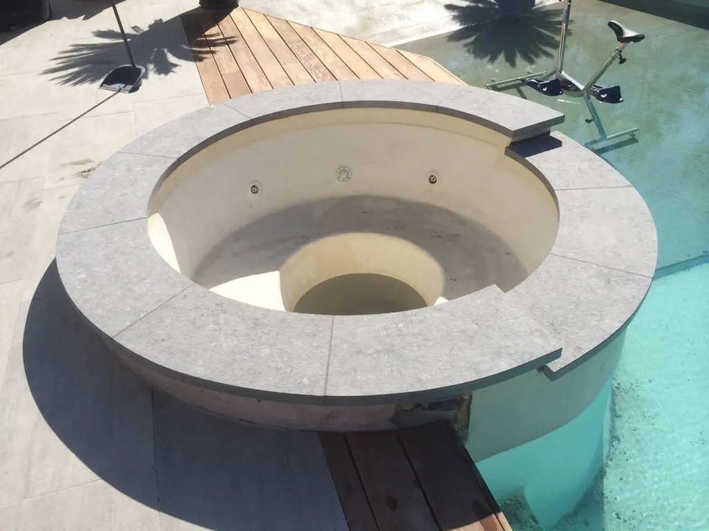 MARGELLE PISCINE  EN PIERRE NATURELLE CASTELLA GRISE 