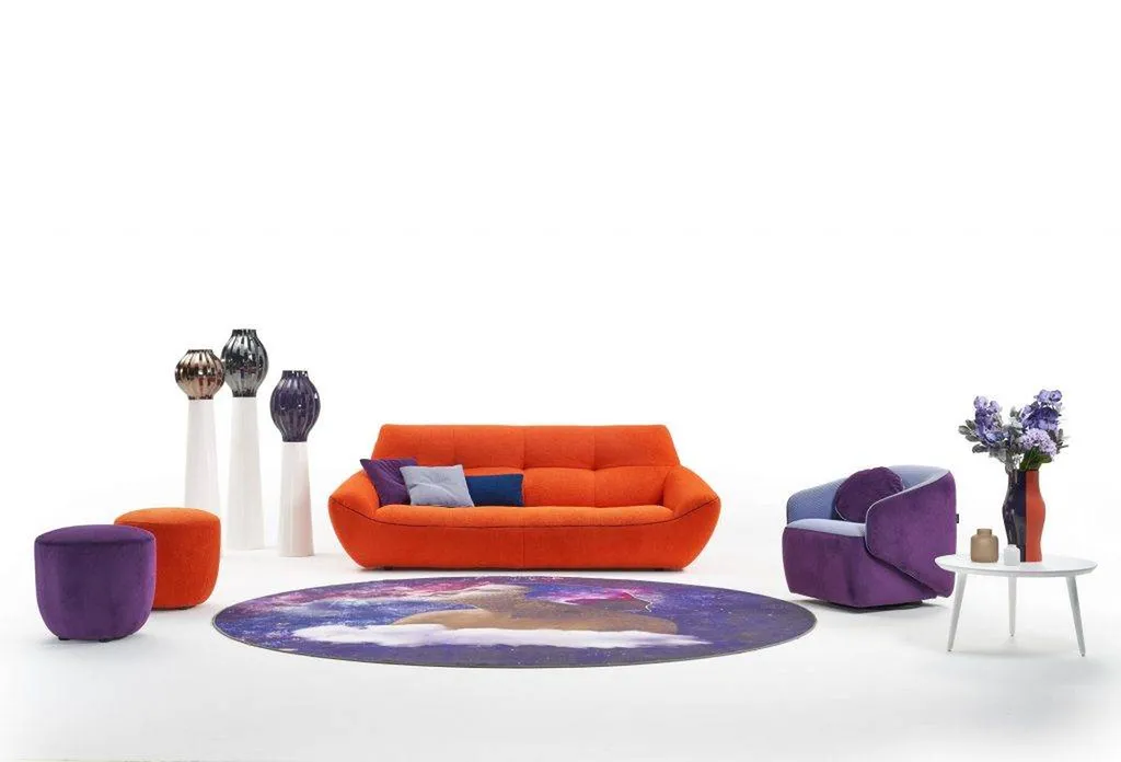 salon contemporain monobloc moderne et design orange et violet à hyères vers La Grade