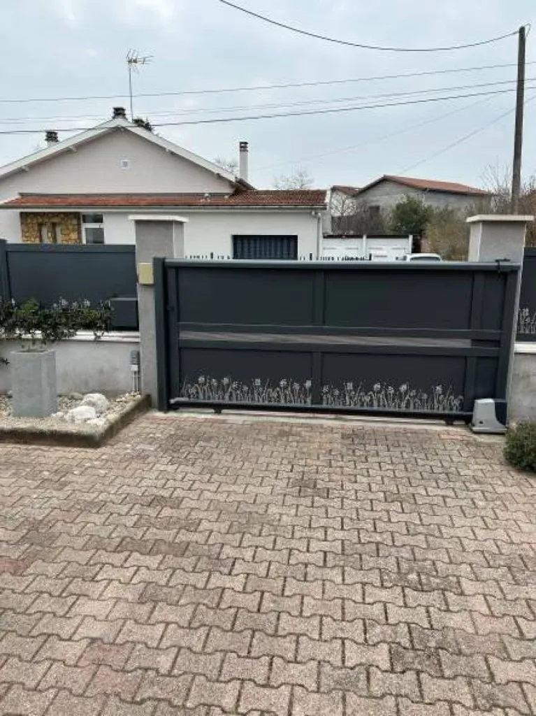 Pose d'un portail coulissant et de barrières en aluminium à Decines