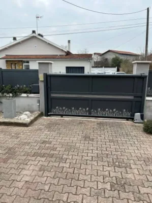 Pose d'un portail coulissant et de barrières en aluminium à Decines