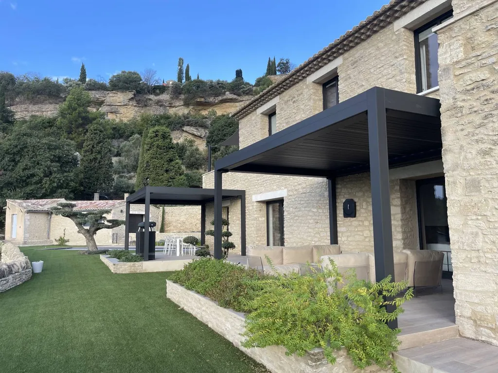 Réalisation de deux pergolas bioclimatiques rétractables dans le Luberon