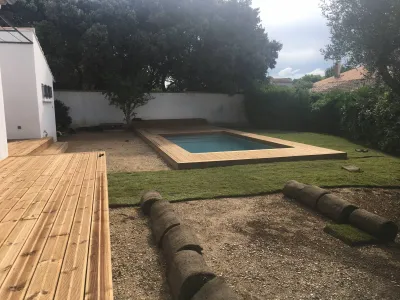 Aménagement d'un jardin avec du gazon en plaque à Villeneuve les Avignon