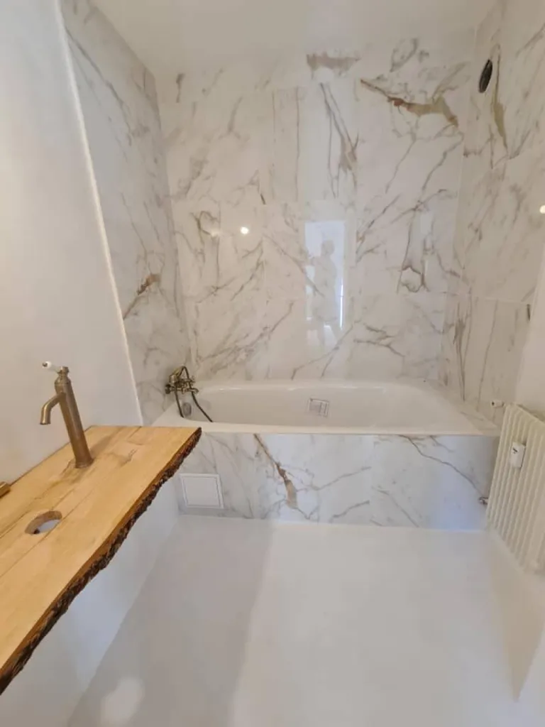 Béton Ciré TERRE DU MONDE blanc nacré : salle de bain sol et mur