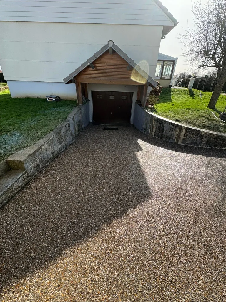 Terrassement et Allée en Béton Désactivé à Louviers et Évreux (27)