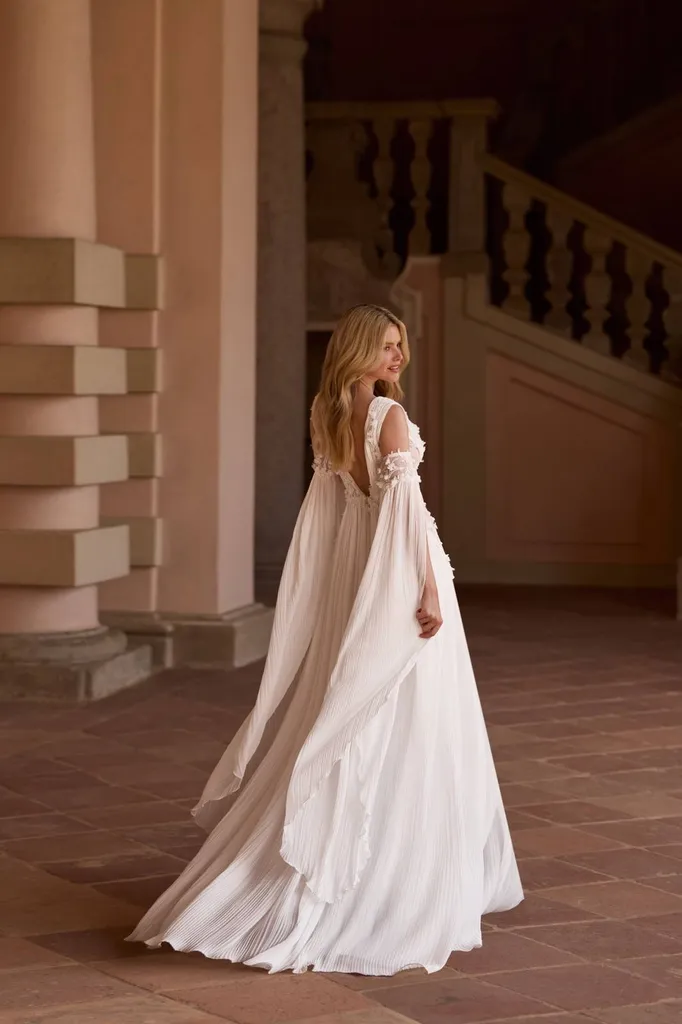 robe de mariée en mousseline décolleté plongeant bohème marseille 