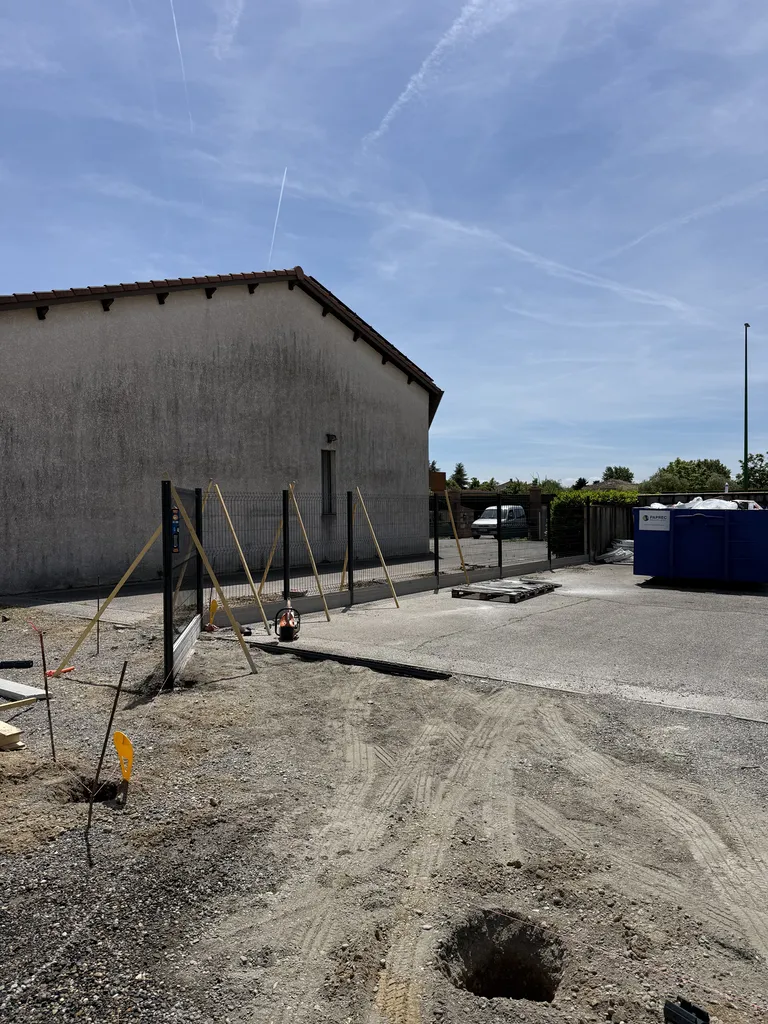 Installation de 49 mètres linéaires de clôture rigide occultante à Cugnaux près de Toulouse pour sécuriser et préserver l’intimité