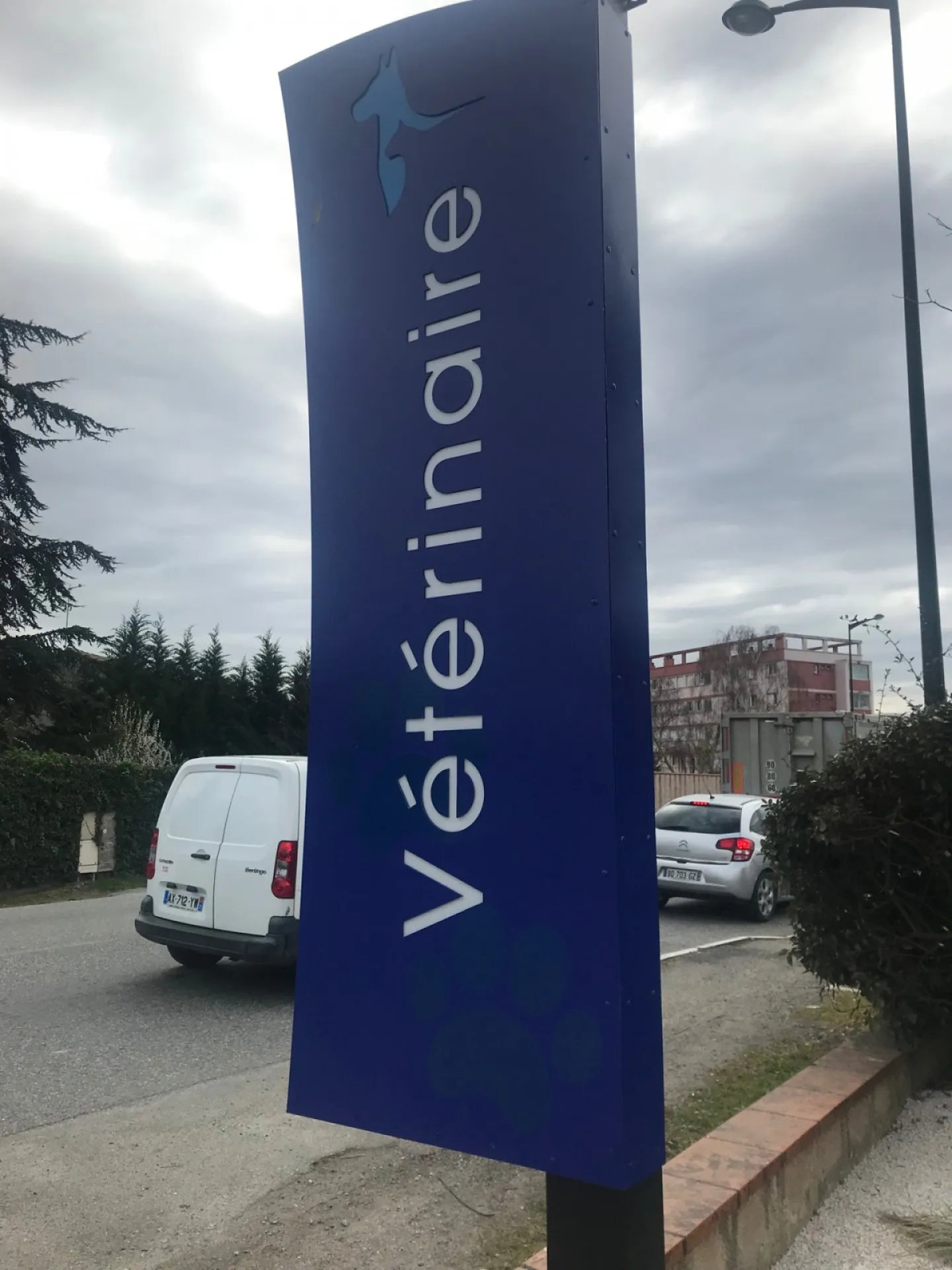 Réalisation d' enseigne lumineuse pour une clinique vétérinaire à Toulouse