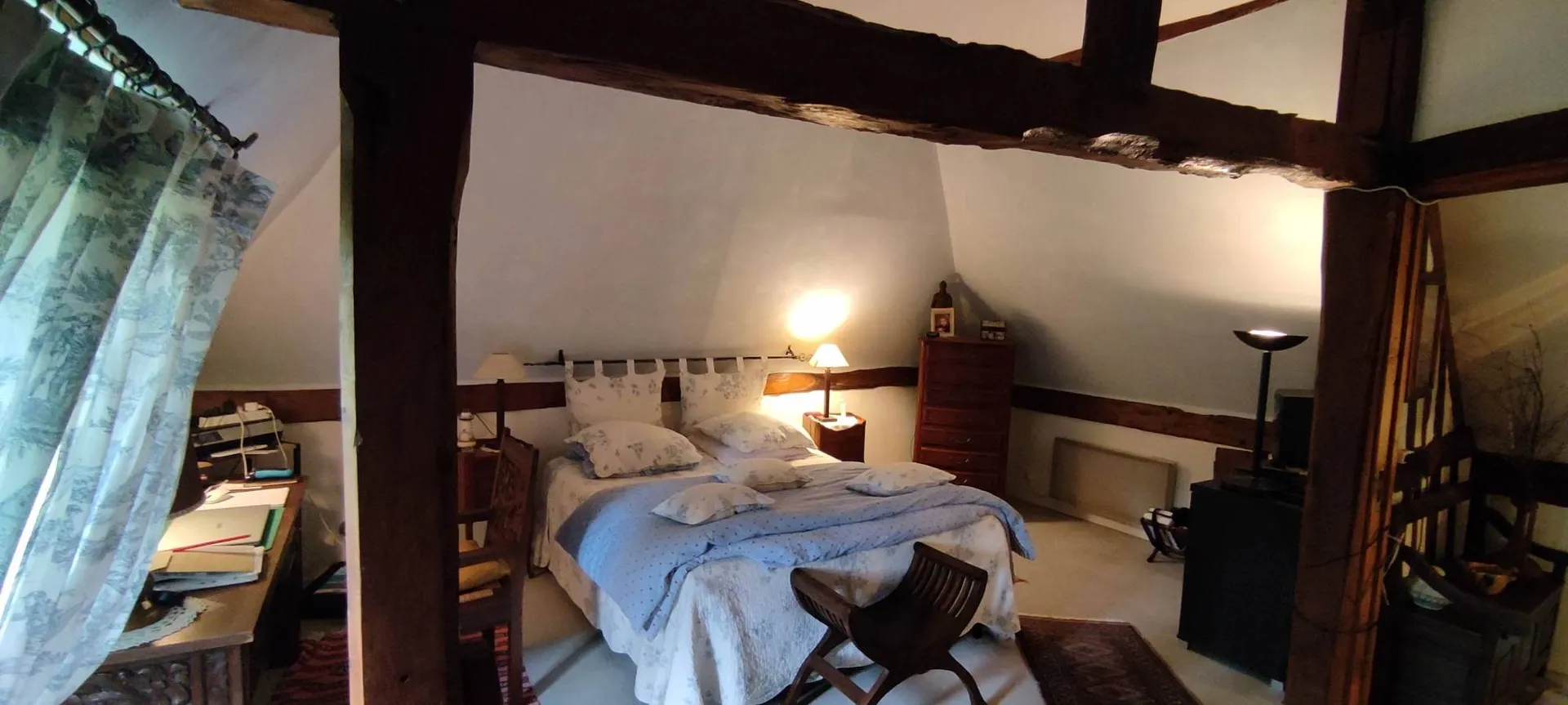 A vendre, à 10 min de CAMBREMER 14340 et MEZIDON-CANON 14270, au cœur de la campagne augeronne : deux maisons normandes sur un parc arboré avec chalet, bassin et voie verte à proximité.